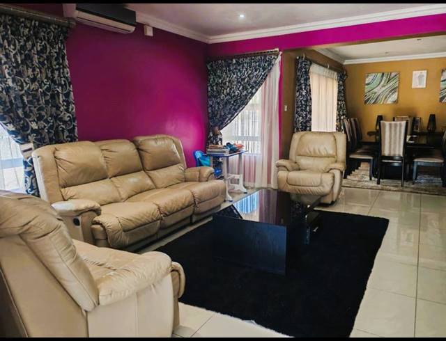 4 BEDROOM HOUSE FOR SALE IN WOODHILL ESTATE